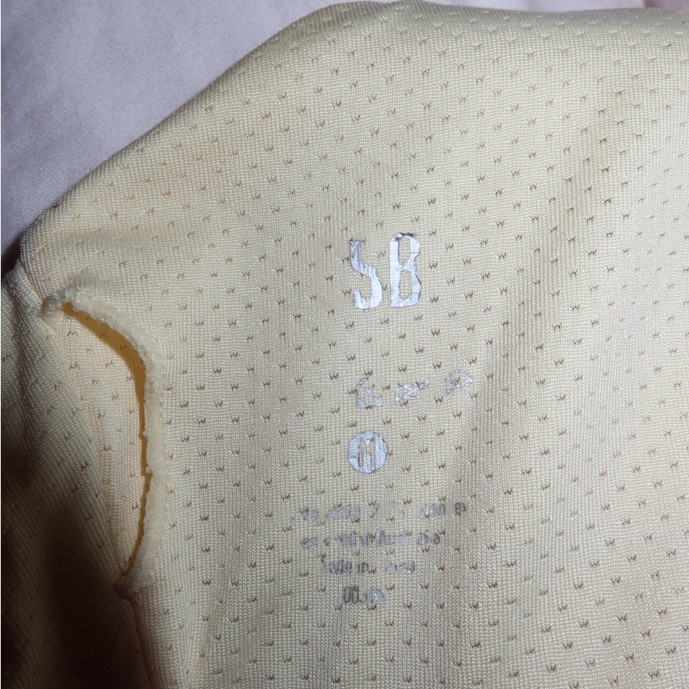 CSB Set: Form Gia Crop + Invisible Scrunch Shorts Size Medium Butter Yellow 🌼 - Picture 8 of 8